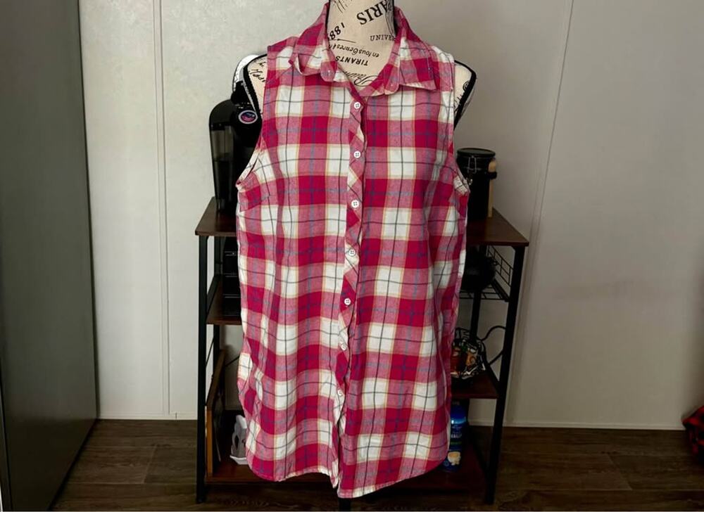 Women’s Entro Pink Sleeveless Button Up Top Size Large